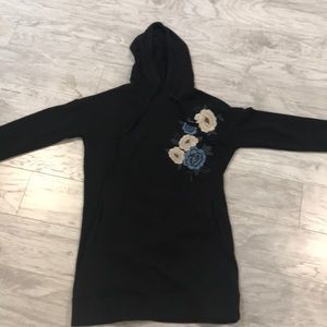 Tunic sweatshirt with embroidery.